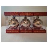 3 Santa Giving Balls