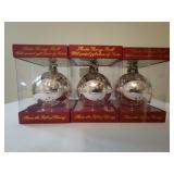 3 Santa Giving Balls