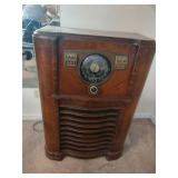 Zenith 8-S-563 Short Wave Radio - Read Details