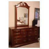 Vtg Dresser w/Mirror Vtg Dresser w/Mirror