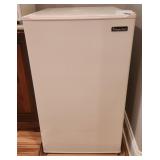 Magic Chef Mini Fridge 19"x22.5"x32.5"