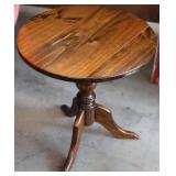 Vtg Wooden Pedestal Side Table Vtg Wooden Pedestal Side Table