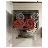 Wooden Crate Shelf with Towels18×9.5×20