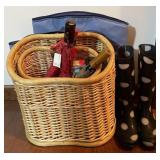 2 Wicker Umbrella Holders, 5 Umbrellas, Women 2 Wicker Umbrella Holders, 5 Umbrellas, Women
