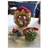 Vtg Awesome Santa Dï¿½cor and Mistletoe