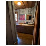 Small Bathroom Lot With Mixed Items