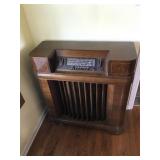 Vintage Walnut Philco Tube Radio
