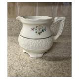 (K-Hutch)ï¿½Vtg. Footed Ceramic Pitcherï¿½6.5x4x5