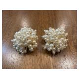 (LR)ï¿½Vtg Faux Pearl Cluster Clip Earrings