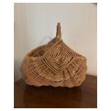 (L)ï¿½Vtg. Buttocks Style Basket ï¿½16x15x15