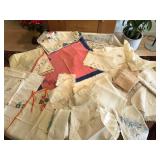 Vintage Tablecloths, Placemats & Napkins Vintage Tablecloths, Placemats & Napkins
