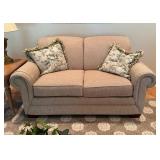 La-Z-Boy Loveseat with Pillowsï¿½64x37x36