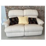 La-Z-Boy Cream Reclining Loveseat 54ï¿½ï¿½x32ï¿½ï¿½x37ï¿½ï¿½