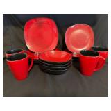 Hometrends 16-Piece Red and Black Dinnerware Set