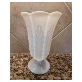 White Milk Glass Vaseï¿½5.5ï¿½9
