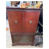 Truetone Model D1034 Console Radio and Record Play