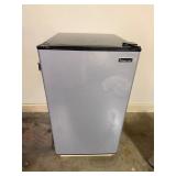 Magic Chef Compact Refrigeratorï¿½19ï¿½22.5ï¿½34