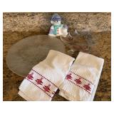 Vtg Holiday Decor Set with Towels
