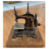 Decorative Cast Iron Miniature Sewing Machine