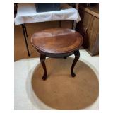 Oak Round Banded Queen Ann Table