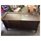 Vintage Walnut Magnavox AM/FM/Turntable Stereo