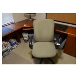 Nice Green Cloth Rolling Cort Executive Desk Chair