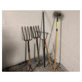 5pcs of tools, rakes, and yard tools