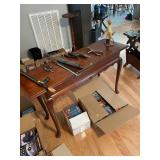 Queen and style Sofa Table