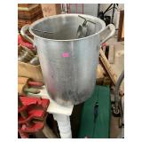Large Pot and Mole Traps