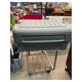 Rubbermaid Tote with Lid