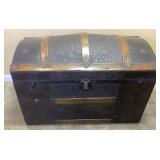 ANTIQUE HUMP BACK STEAMER TRUNK