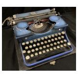 VINTAGE ROYAL MECHANICAL TYPEWRITER