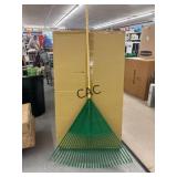 Box Lot of 16 NEW GreenThumb 32" Poly Leaf Rakes