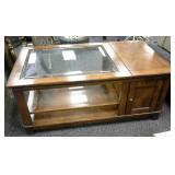 Coffee table on wheels with 2 beveled glass