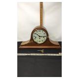 Mantel clock w/key. Doesn