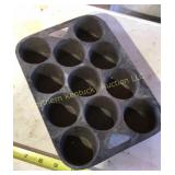 Unmarked cast iron muffin pan is 10' x 7'