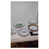 Assorted decorative plates and bowls. 5 pieces.