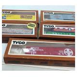 6 Tyco HO scale train cars in 5 boxes.