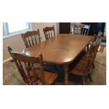 Oak dining room or kitchen table has two leaves,