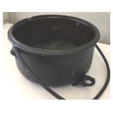 Cast iron kettle with bail