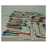 Assorted plastic stirrers.