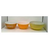 3 Vintage Pyrex mixing bowls.