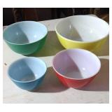 Vintage Pyrex mixing bowl set.