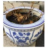 One ceramic flowerpot measures 10 inches round on