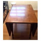 Drop leaf table