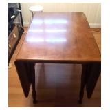 Drop leaf table