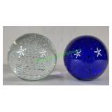 Glass paperweights with controlled bubbles