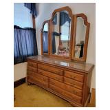 Richardson Bros. company dresser w/tri-fold mirror