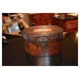 Small hinged box with assorted decorators