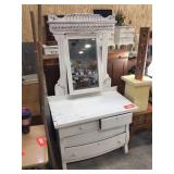 Dresser with mirror, missing some drawer pulls